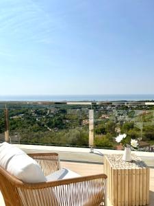 a balcony with a table and chairs and a view of the ocean at Les Flors de Cunit Villa Liria in Cunit