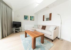 salon z kanapą i stołem w obiekcie Your Space Apartments - Nelson Court w Cambridge