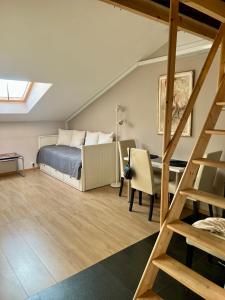 Postel nebo postele na pokoji v ubytování Cosy, workplace studio with a sunny rooftop view