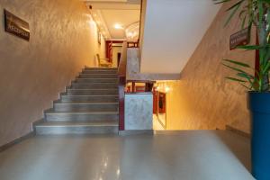 una escalera en un edificio con una maceta en Divski Wellness Resort, en Divčibare 34 fotos más