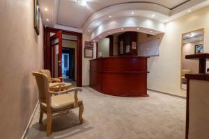 una sala de espera con una silla y un podio en Divski Wellness Resort, en Divčibare