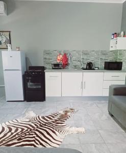 un tappeto zebrato sul pavimento di una cucina di Tjhora Sunset Cottage a Cambridge