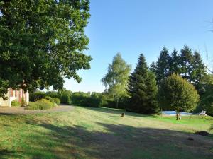 Lovely Villa in La Coquille with Swimming Poolにある庭