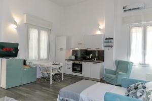 a room with a bed and a table and a kitchen at Bolhome Botanique-NR the Center in Bologna