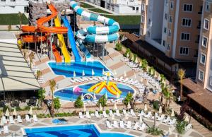 Bazén v ubytování Ramada Resort By Wyndham Lara nebo v jeho okolí