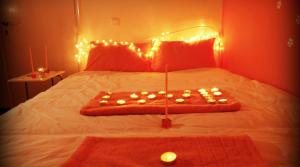 um quarto com uma cama com velas e luzes em Acropolis View Dream em Atenas