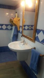 un bagno con lavandino e specchio di Alojamiento rural La Hontana a Castillo de Locubín