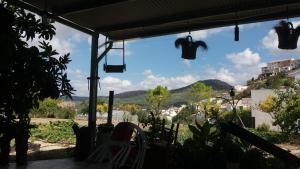 una vista da una casa con una finestra con piante di Alojamiento rural La Hontana a Castillo de Locubín Altre 14 foto