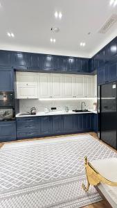 Η κουζίνα ή μικρή κουζίνα στο Tashkent City Downtown Deluxe Host Apartments