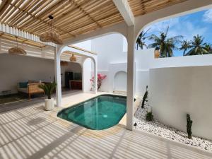 an outdoor patio with a swimming pool in a house at Villa Casa de Coco at Lovina in Lovina