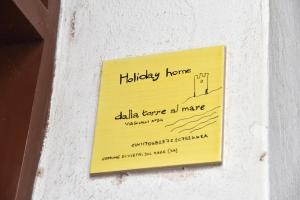 a sign on a wall that says happy homeilla leave a note at Dalla torre al mare INTERA CASA SU TRE LIVELLI in Vietri sul Mare