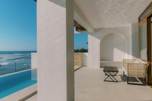 サンフアンにあるPalms La Union Beachfront Suitesの海の見える家