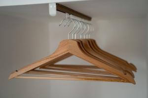 un triangolo di legno appeso al soffitto di CAMERA a TERMINI GIOBERTI a Roma