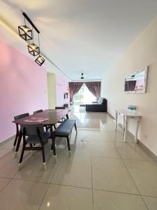 a dining room with a table and chairs at Rich field Cameron Highlands Homestay-Peony Square-3BDR 2BTH-8PAX in Cameron Highlands