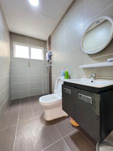 a bathroom with a toilet and a sink and a mirror at Rich field Cameron Highlands Homestay-Peony Square-3BDR 2BTH-8PAX in Cameron Highlands +18 photos