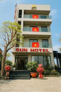 a hotel with a sun hotel sign in front of it at SUN HOTeL in Nhượng Bạn