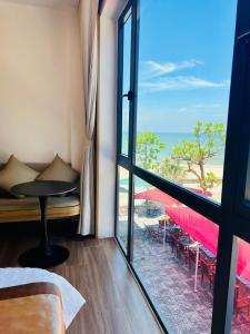 a room with a balcony with a view of the ocean at SUN HOTeL in Nhượng Bạn