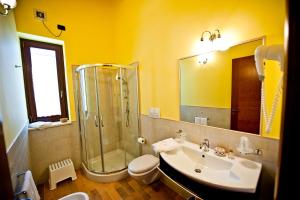 A bathroom at Masseria La Gravina