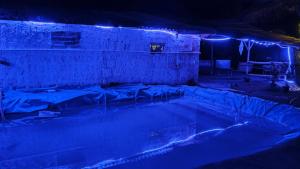 une pièce avec une pièce de glace avec des lumières bleues dans l'établissement Vibe Stay by Andaz, à Arambol 45 autres photos