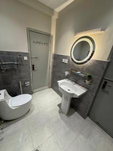 Bilik mandi di Freddy's Deluxe Family Apartments +30 gambar