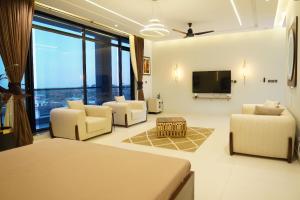 イスラマバードにあるAbdul's Farmhouseの白い家具と薄型テレビのあるリビングルーム
