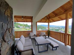 a screened in porch with a table and chairs at Willa Widokowe Wzgórze in Falsztyn