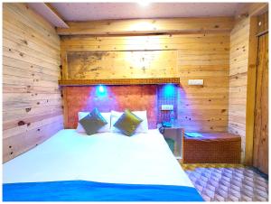 Fotografie z fotogalerie ubytování Royal Lakefront Palace PRIME LOCATION NAINITAL HOTEL VINAYAK LAKE VIEW MALL ROAD With #Free Wifi #Balcony #Room Service #Luxury And Spacious Room - A Top Rated Hotel v destinaci Nainital