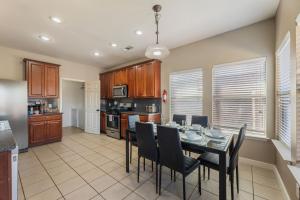 Una cocina y un comedor con mesa y sillas. en NEW Luxury Haven I Game Rooms I Backyard Retreat, en Grand Prairie 38 fotos más