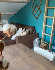 ein Hund, der auf einem Sofa in einem Wohnzimmer läuft in der Unterkunft Appartement proche des plages in Bidart + 1 Foto