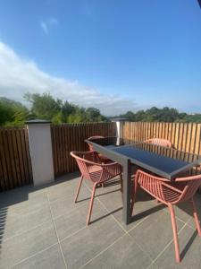 einen blauen Tisch und Stühle auf einer Terrasse in der Unterkunft Appartement proche des plages in Bidart