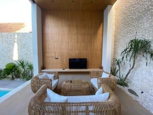 Μια τηλεόραση ή/και κέντρο ψυχαγωγίας στο 3BR Modern Villa Cemagi