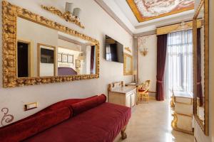 TV/trung tâm giải trí tại Romanico Palace Luxury Hotel & SPA