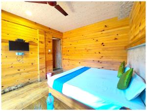 Fotografie z fotogalerie ubytování Royal Lakefront Palace PRIME LOCATION NAINITAL HOTEL VINAYAK LAKE VIEW MALL ROAD With #Free Wifi #Balcony #Room Service #Luxury And Spacious Room - A Top Rated Hotel v destinaci Nainital