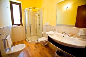 A bathroom at Masseria La Gravina