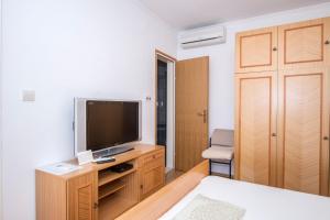 Una televisión o centro de entretenimiento en Radovčić Apartments and Rooms