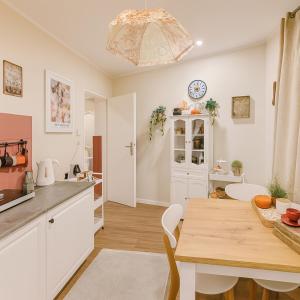 a kitchen with a table and a dining room at Magiczny Salonik Harrego - Rynek Staromiejski 23 in Toruń