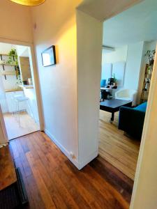 Posezení v ubytování Charming apartment bordering Versailles