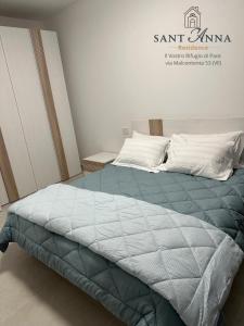 Un dormitorio con una cama con un edredón azul. en Residence Sant'Anna, en Venecia
