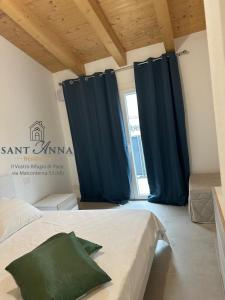 Un dormitorio con cortinas azul oscuro frente a una ventana. en Residence Sant'Anna, en Venecia