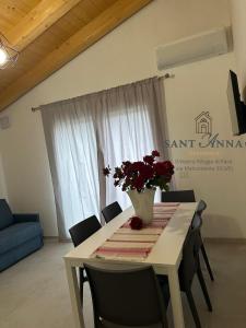 Una mesa de comedor con un jarrón de flores encima. en Residence Sant'Anna, en Venecia 37 fotos más