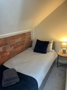 En eller flere senge i et værelse på Two Bedroom Apartment By Green Haven Escapes Serviced Accommodation & Short Lets In Bradford Canal Road Contractors With Free WiFi