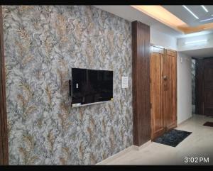 a wall with a tv on a wall at Heaven hub in Haidar Sāhibgūda