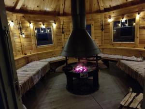 En eller flere senge i et værelse på Rentola Lapland a peaceful and cozy cottage