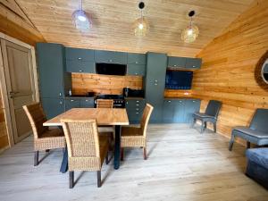 ein Esszimmer mit Tisch und Stühlen in der Unterkunft Cottage scandinave 89 in Bourbourg