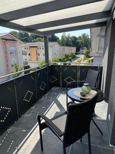 Un patio con una mesa y sillas en un balcón. en Freizeitglückli, en Lahr