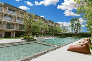 una piscina frente a un edificio en PAAK Hotel Suvarnabhumi, en Lat Krabang