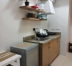 una pequeña cocina con fregadero y lavavajillas en Cozy City Stay in Baguio, en Camp Seven
