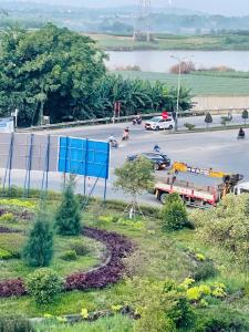a highway with cars and a truck on the road at Thiên Ân 2 MOTEL in Kon Rung (1)