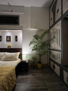 Giường trong phòng chung tại Ghat Ghar by Doorstays