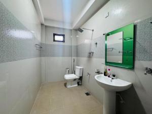 Gallery image of LM Guest House in Trincomalee +14 photos